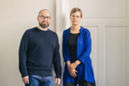 This is a portrait of Daniel Volz and Merle Zager, taken by Michael Kuchinke-Hofer for the agency Agnosco. Michael Kuchinke-Hofer